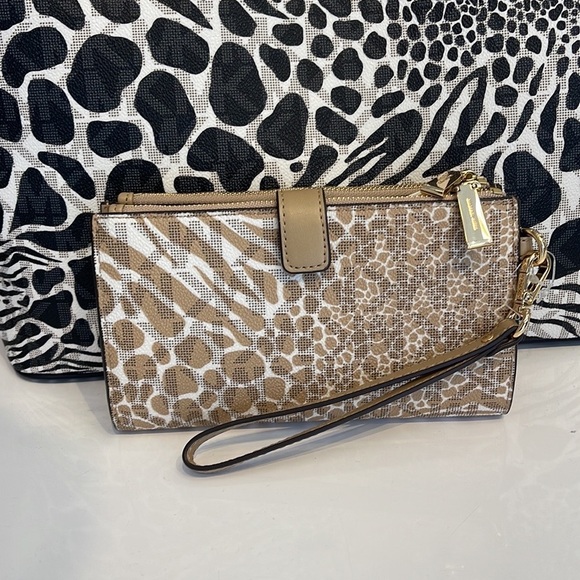 MICHAEL KORS LARGE DOUBLE ZIP WRISTLET WALLET PHONE CASE CLUTCH 
Camel Multi - Picture 4 of 16